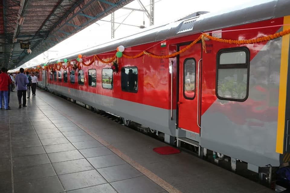 New Mumbai Delhi Rajdhani Express Hits Tracks Travelandy